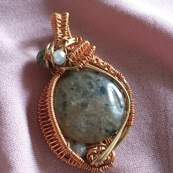 ๐จ๐ฆ Hand Wire Weaved Quartz Pendant - Picture 2 of 4